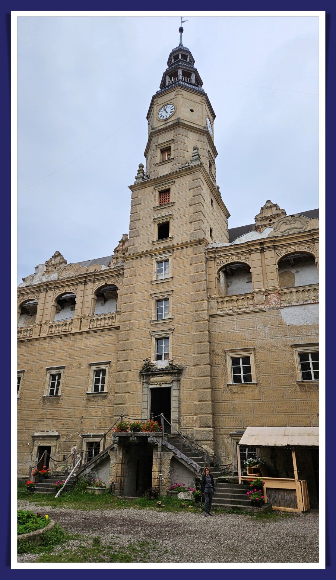 Zdjęcie wieży pałacu od strony dziedzińca