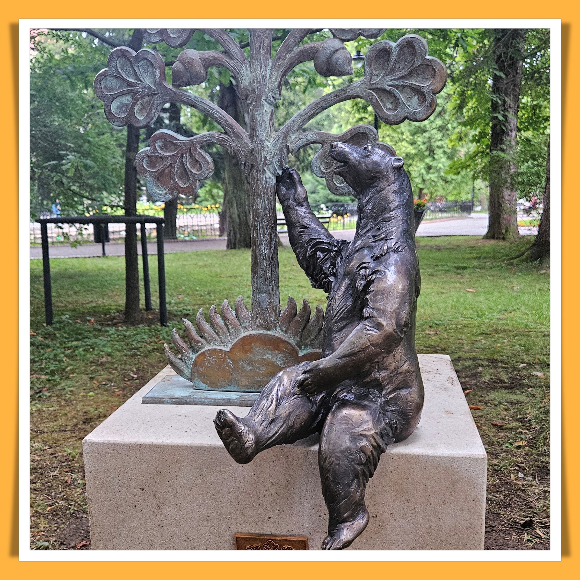 Miś Przyjaźni z Parku Zdrojowego blisko fontanny