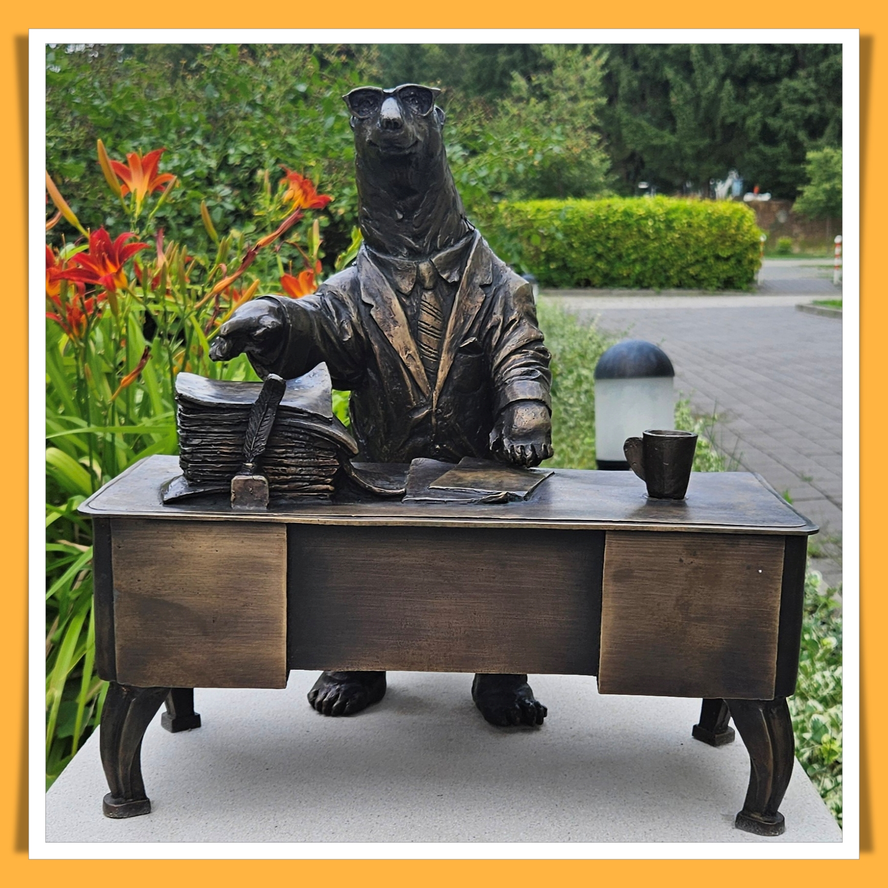 Miś Urzędnik przy Urzędzie Gminy