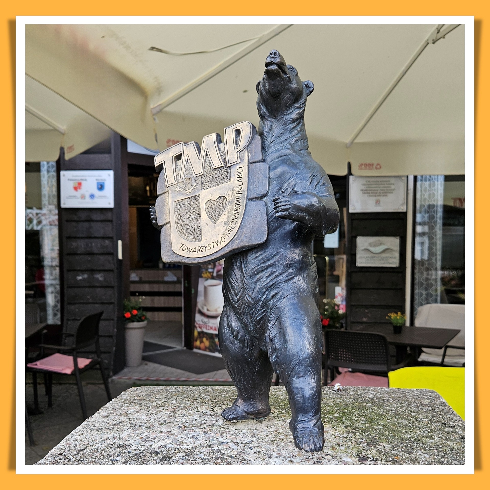 Miś przy siedzibie Towarzystwa Miłośników Polanicy